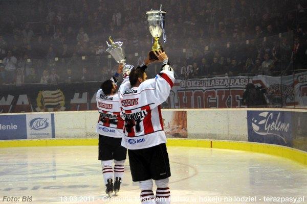 2011-03-13-plh-cracovia-mistrzem-hokeja-b-651_600
