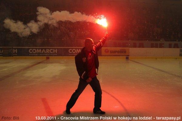 2011-03-13-plh-cracovia-mistrzem-hokeja-b-714_600