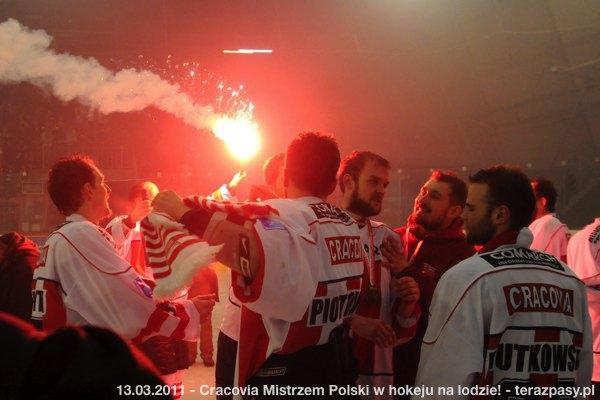 2011-03-13-plh-cracovia-mistrzem-hokeja-b-749_600