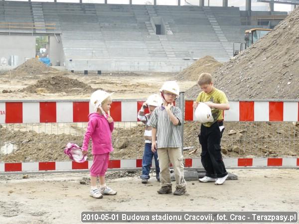 2010-05-01-budowa-stadionu-56