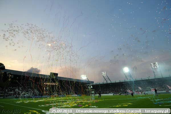 2010-09-25-cracovia_otwarcie_nowego_stadionu_b_425_600