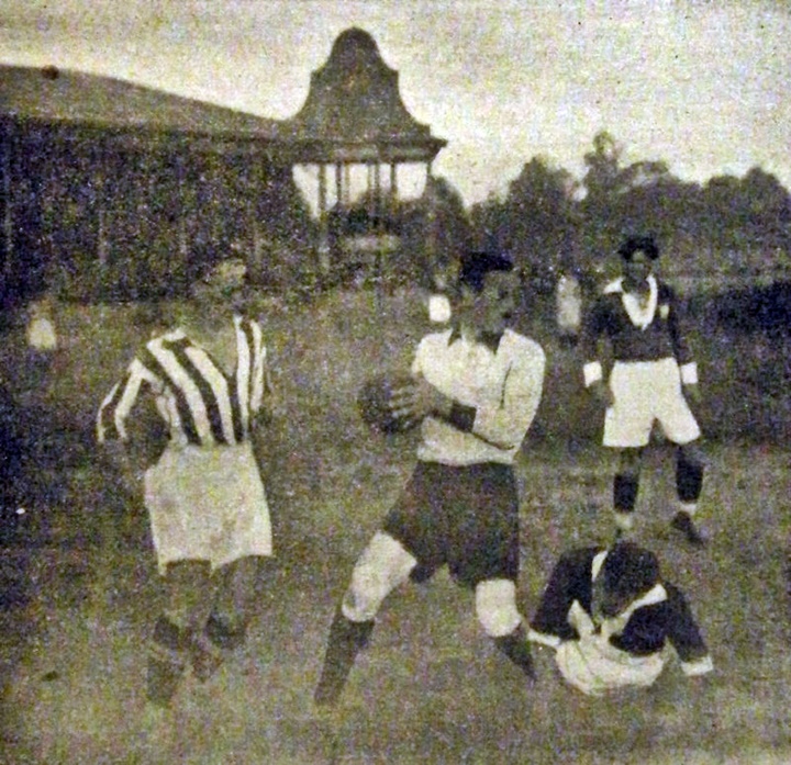 1924-10-12 Ostatni mecz Popiela (2-4 z Wisłą Kraków) - Popiel z piłką w rękach