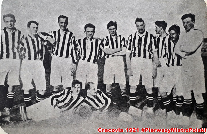 2.10.1911, mecz Cracovia - Simmeringer Wiedeń 1-2 (czwarty oficjalny mecz Tadeusza Dąbrowskiego w pierwszym zespole Cracovii). Dąbrowski stoi drugi od lewej 