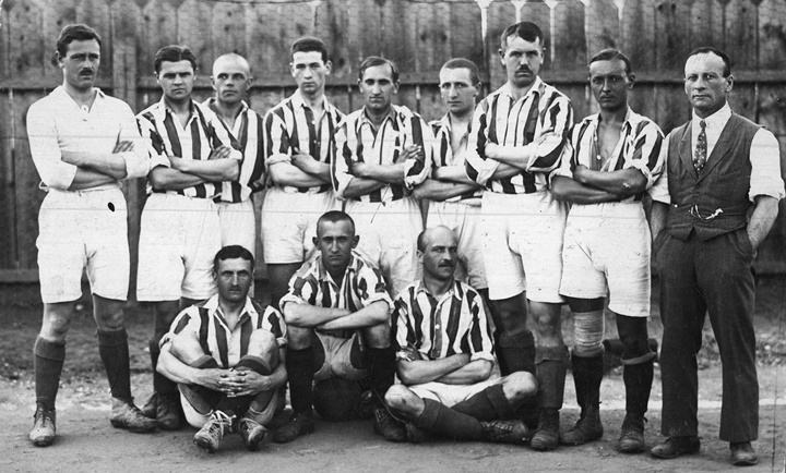 Cracovia_1921-Zdzisław Styczeń (klęczy pierwszy od lewej) przed pierwszym meczem reprezentacji Polski, 1921