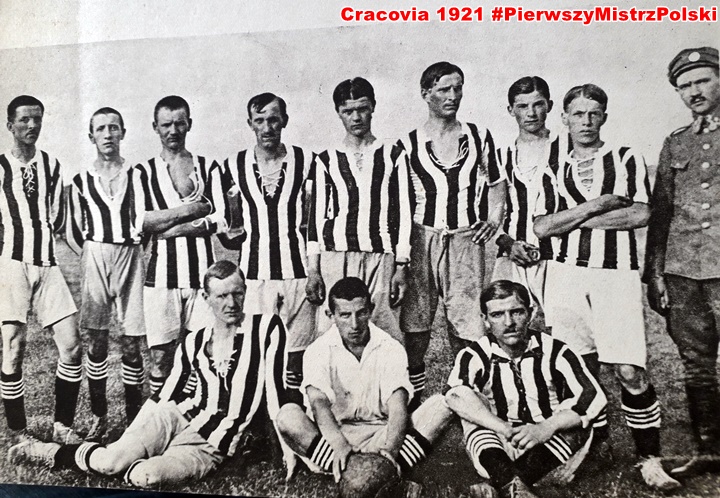Drużyna Cracovii w roku 1917 - Tadeusz Dąbrowski stoi pierwszy od prawej w mundurze, pierwszy od lewej siedzi jego brat Władysław