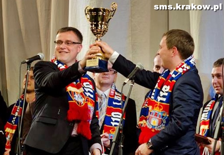 Dyrektor SMS Mirosław Gilarski wręcza jubileuszowy puchar prezesowi LKS Pogoń Lwów Markowi Horbaniowi