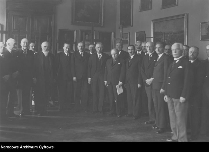 Gustaw Rogalski w zaszczytnym gronie podczas wręczania nagrody artystycznej Xaweremu Dunikowskiemu, Kraków 1936 (Rogalski ósmy od lewej, nieco z tyłu)