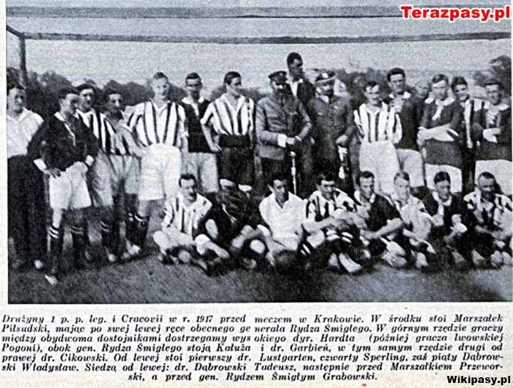 Piłsudski Józef i Edward Śmigły Rydz z piłkarzami Cracovii w 1917 Razdwatrzy_1935-05-21_21_2