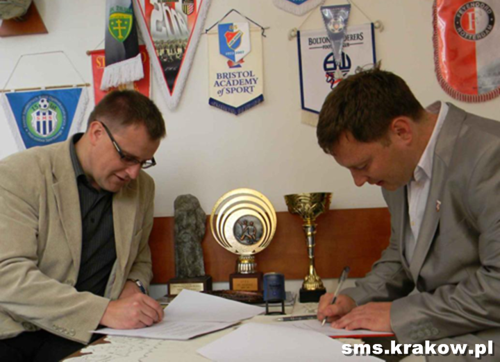 Podpisanie umowy o współpracy pomiedzy LKS Pogoń Lwów, a Szkołą Mistrzostwa Sportowego SMS Kraków - dyrektor SMS Mirosław Gilarski i prezes Pogoni Marek Horbań