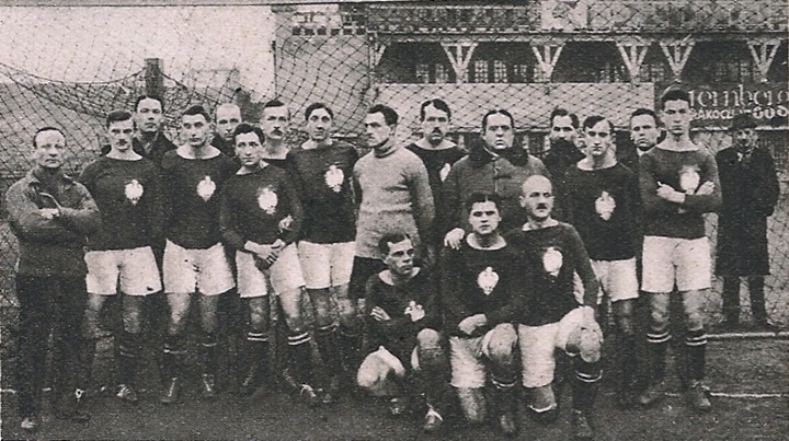 Poland_NT_1921-Zdzisław Styczeń (klęczy pierwszy od lewej) przed pierwszym meczem reprezentacji Polski, 1921